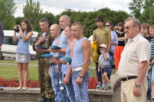 В Могилёве отмечают день ВДВ: вечер пятницы лучше провести дома (фото)