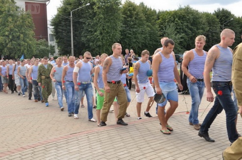 В Могилёве отмечают день ВДВ: вечер пятницы лучше провести дома (фото)