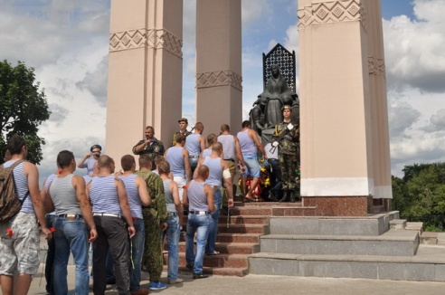В Могилёве отмечают день ВДВ: вечер пятницы лучше провести дома (фото)