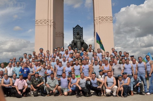 В Могилёве отмечают день ВДВ: вечер пятницы лучше провести дома (фото)