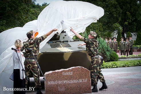 БМД заняла место в сквере Памяти воинов-интернационалистов (фото)