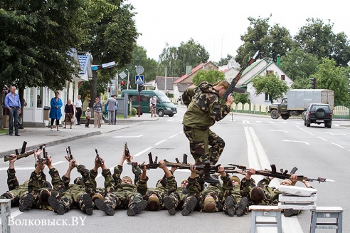БМД заняла место в сквере Памяти воинов-интернационалистов (фото)