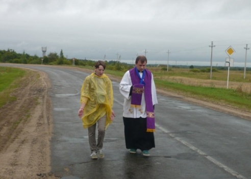 Мёры віталі пілігрымаў, якія ідуць у Росіцу - фота