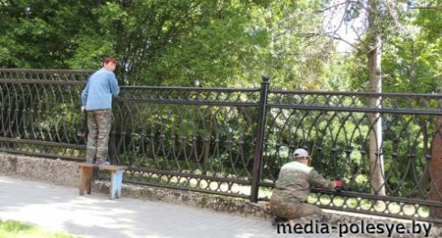 Продолжаются работы по благоустройству парка «Маньковичи»