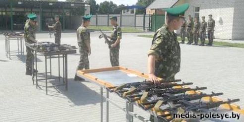 Боевое оружие вручили новому пополнению в отделе пограничной службы «Речица»