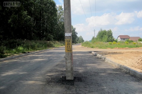 В Могилёве посреди проезжей части стоит столб (фото, видео)