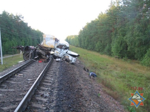 В Калинковичском районе поезд протащил автолавку около 300 метров, пассажиры лавки погибли (фото)