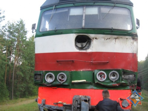 В Калинковичском районе поезд протащил автолавку около 300 метров, пассажиры лавки погибли (фото)