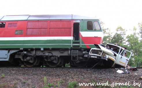 В Калинковичском районе поезд протащил автолавку около 300 метров, пассажиры лавки погибли (фото)