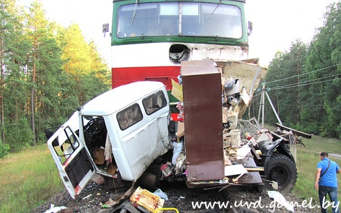 В Калинковичском районе поезд протащил автолавку около 300 метров, пассажиры лавки погибли (фото)