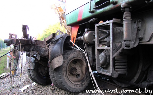 В Калинковичском районе поезд протащил автолавку около 300 метров, пассажиры лавки погибли (фото)