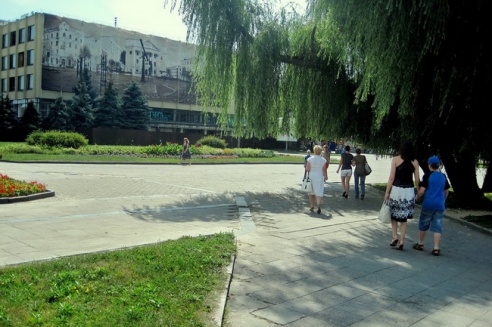 Как выглядят улицы Могилёва во время снегопада и в жару (фото)