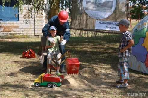 Убытки празднику не помеха. В Красносельском отметили День строителя