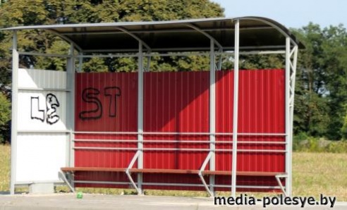 Неизвестные портят автобусные остановки в Столине. И не только их