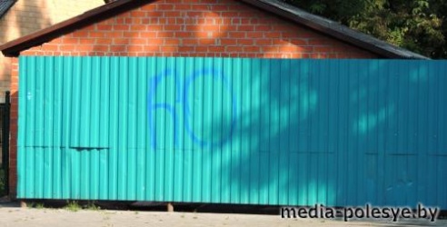 Неизвестные портят автобусные остановки в Столине. И не только их