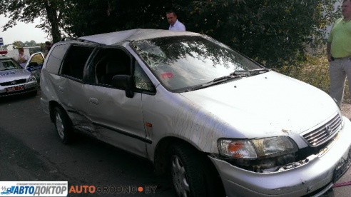 В Гродно девушка за рулем малолитражки проигнорировала знак “Уступи дорогу”, опрокинув проезжавший по “главной” минивен на крышу