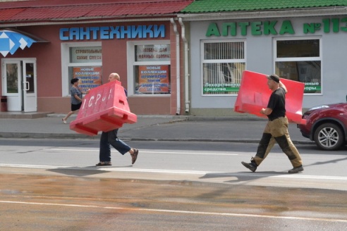 В Барановичах на улице Комсомольской прорвало водопровод
