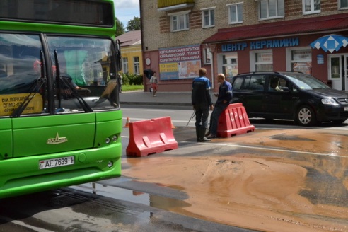 В Барановичах на улице Комсомольской прорвало водопровод
