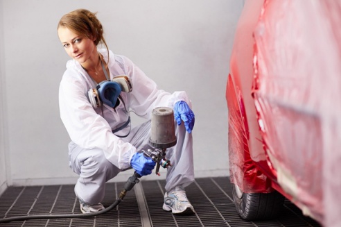 Девушка в автосервисе: как справляются с “мужской” работой полировщик