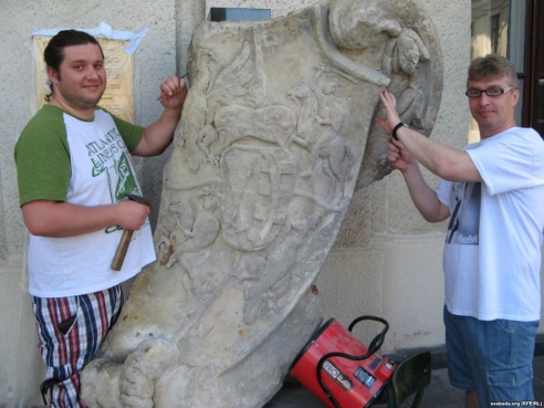 Зламаны герб Рэчы Паспалітай