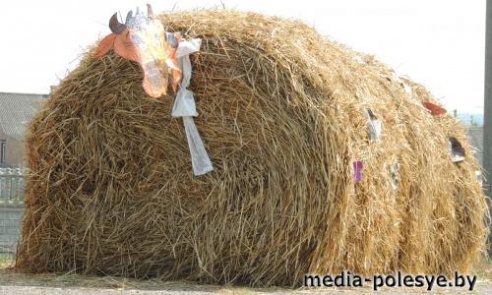 Необычные композиции из соломы появились на Столинщине
