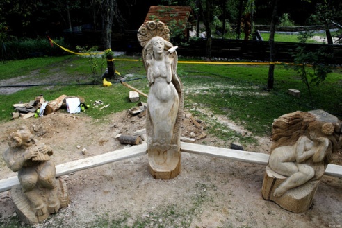 Уникальные деревянные скамьи появились в агрокомплексе “Коробчицы” под Гродно