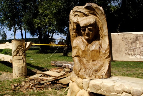 Уникальные деревянные скамьи появились в агрокомплексе “Коробчицы” под Гродно