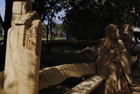 Уникальные деревянные скамьи появились в агрокомплексе “Коробчицы” под Гродно