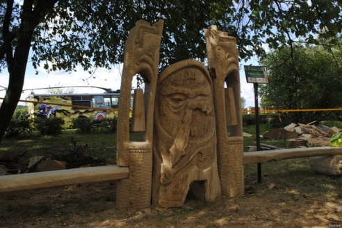 Уникальные деревянные скамьи появились в агрокомплексе “Коробчицы” под Гродно