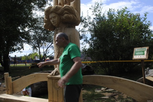 Уникальные деревянные скамьи появились в агрокомплексе “Коробчицы” под Гродно