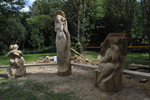 Уникальные деревянные скамьи появились в агрокомплексе “Коробчицы” под Гродно