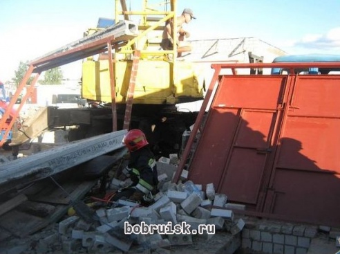При строительстве гаража в Бобруйске погиб мужчина