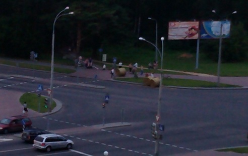 Эхо уборочной: в Гродно упавшие из прицепа тюки соломы едва не угодили в пешеходов