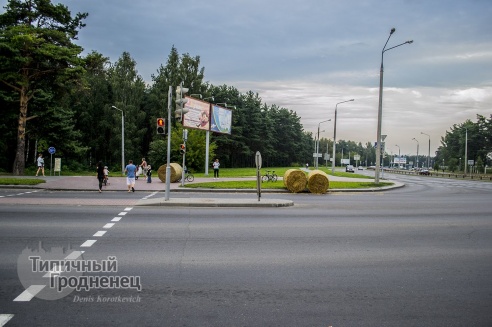 Эхо уборочной: в Гродно упавшие из прицепа тюки соломы едва не угодили в пешеходов