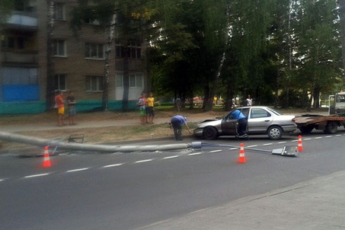 В Жлобине фонарный столб упал на автомобиль (фото)