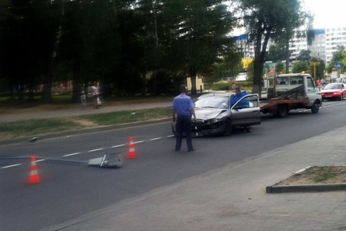 В Жлобине фонарный столб упал на автомобиль (фото)