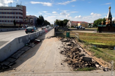 Работы возле фабрики кипят