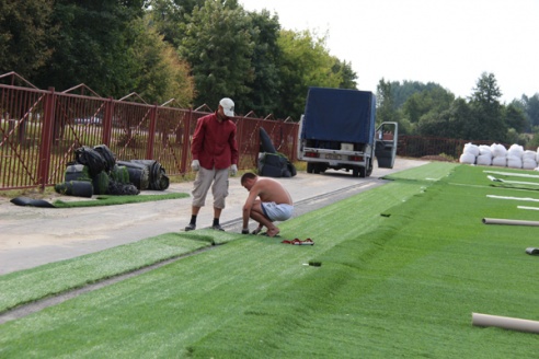 На строящемся городском стадионе уложили искусственное покрытие из Нидерландов