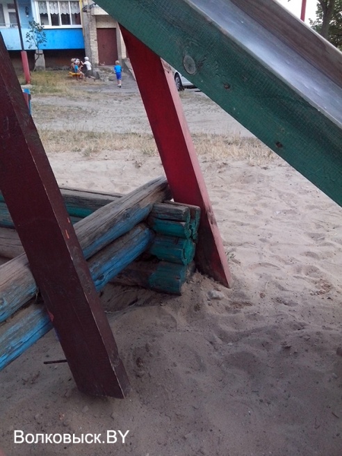 Зачем коммунальники обижают малышей?