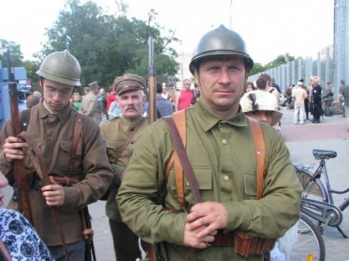 На параде в Польше маршировали реконструкторы в форме Первого Слуцкого полка