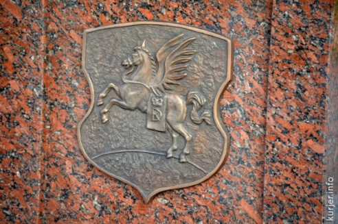 Памятник «Возрождение Слуцкого пояса» установлен в Слуцке (обновлено)