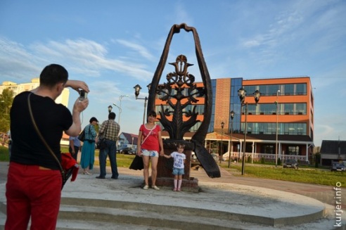 Памятник «Возрождение Слуцкого пояса» установлен в Слуцке (обновлено)