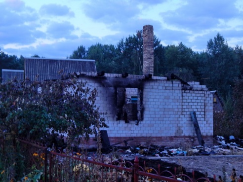 В Речицком районе после пожара от дачного дома остались только стены (фото)