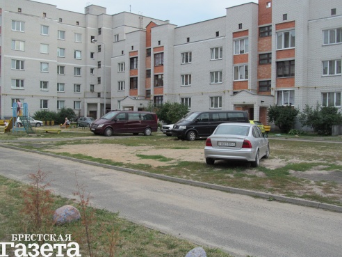 Дети два месяца катались на аварийных качелях на Речице в Бресте, подвергая свою жизнь опасности