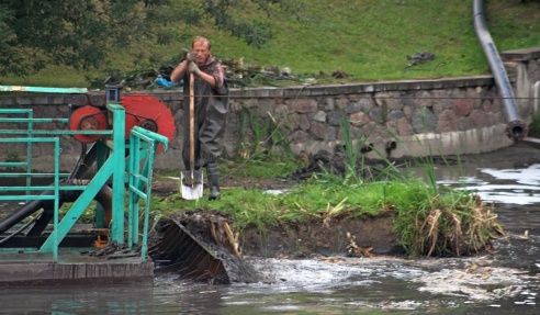 Фотофакт: как чистят Городничанку в “Швейцарской долине”