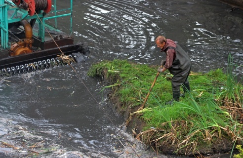 Фотофакт: как чистят Городничанку в “Швейцарской долине”