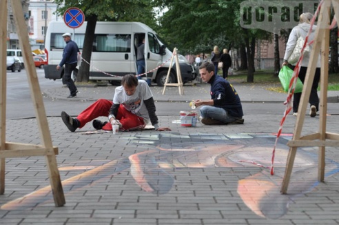 За неделю граффитчики разрисовали двор в центре Могилёва