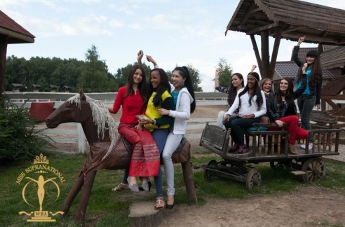 Фотофакт: в рамках экскурсий по стране участницы Miss Supranational 2013 посетили Гродно