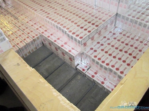 На белорусско-литовской границе пограничники задержали фуру с контрабандой сигарет, спрятанных в фанере