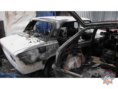 В Гомеле сгорели две легковушки, один водитель пострадал (фото)